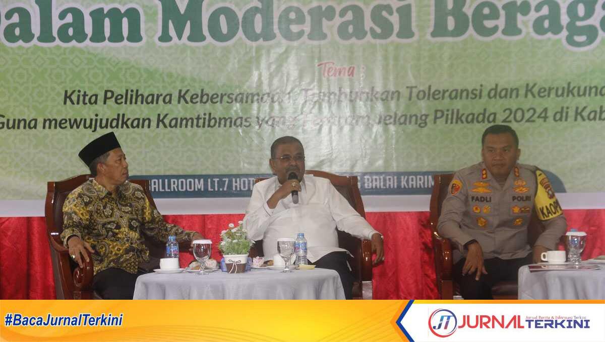 Bupati Karimun Aunur Rafiq (tengah), Kapolres Karimun AKBP Fadli Agus dan Ketua MUI Karimun Afrizal jadi narasumber dalam acara Silaturahmi Dalam Moderasi Beragama yang digelar PD Badan Koordinasi Mubaligh Indonesia (Bakomubin) Kabupaten Karimun di Ballroom Hotel Aston Karimun, Jumat (19/07/2024). (jurnalterkini.id/edy kencana)