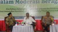 Bupati Karimun Aunur Rafiq (tengah), Kapolres Karimun AKBP Fadli Agus dan Ketua MUI Karimun Afrizal jadi narasumber dalam acara Silaturahmi Dalam Moderasi Beragama yang digelar PD Badan Koordinasi Mubaligh Indonesia (Bakomubin) Kabupaten Karimun di Ballroom Hotel Aston Karimun, Jumat (19/07/2024). (jurnalterkini.id/edy kencana)