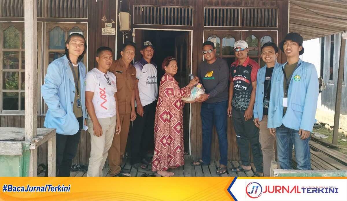 Sahabat Hati (H Ikbal Sayuti) bersama Ikatan Pemuda Harapan Tani (IPHT) serta Mahasiswa KKN Unri melaksanakan bhakti sosial menyalurkan bantuan sembako kepada masyarakat yang kurang mampu, di KM 8, Kelurahan Harapan Tani, Kecamatan Kempas, Selasa (16/7/2024) pagi. (jurnalterkini.id/abdullah)