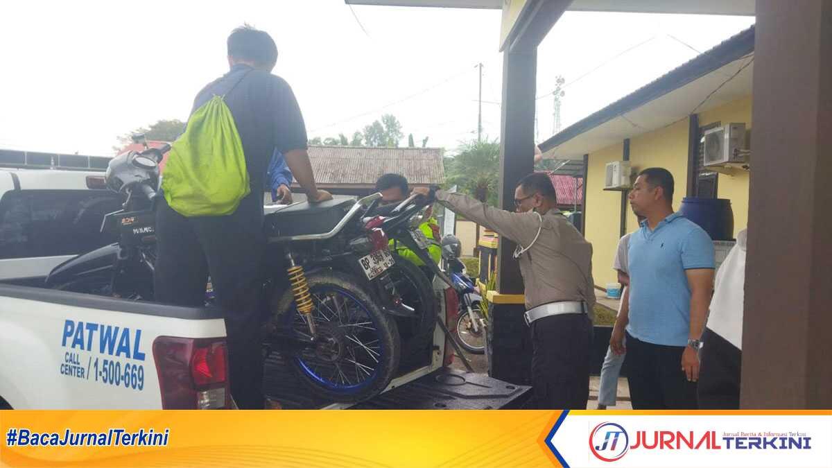 Polisi mengamankan sepeda motor yang digunakan untuk balap liar di jalan raya Busung, Kecamatan Bintan Utara pada Minggu (7/7/2024) dinihari. (jurnalterkini.id/anton)