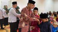 baznas karimun santuni anak yatim piatu Ketua Baznas Karimun H Nasrial memberikan santunan kepada anak yatim piatu dalam rangka menyambut Tahun Baru Islam 1 Muharram 1446 H di Asrama Haji, Minggu (21/7/2024). (foto: Baznas Karimun)