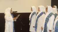 Ketua PD BKMT Kabupaten Karimun Raja Azmah melantik Pengurus Cabang BKMT Kecamatan Karimun di Hotel Aston Karimun City, Kamis (11/7/2024). (JurnalTerkini.id/edy kencana)