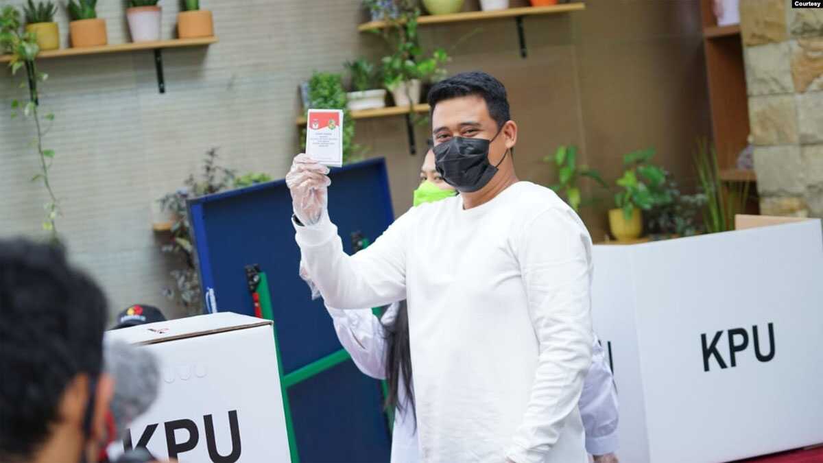 bobby nasution di pilkada medan Bobby Nasution saat menggunakan hak pilihnya di Pilkada Medan, Rabu 9 Desember 2020. (Foto courtesy: Tim Pemenangan Bobby Nasution)