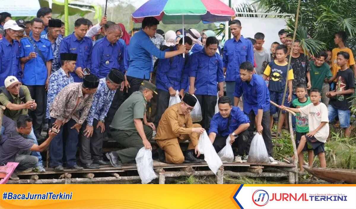 Bupati PALI Heri Amalindo, MM secara resmi membuka acara penebaran 148 ribu benih ikan dan pemberian bantuan Alat Penangkap Ikan (API) di Desa Raja dan Desa Pengabuan Timur, Selasa (11/6/2024). (JurnalTerkini.id/alam budi kesuma)