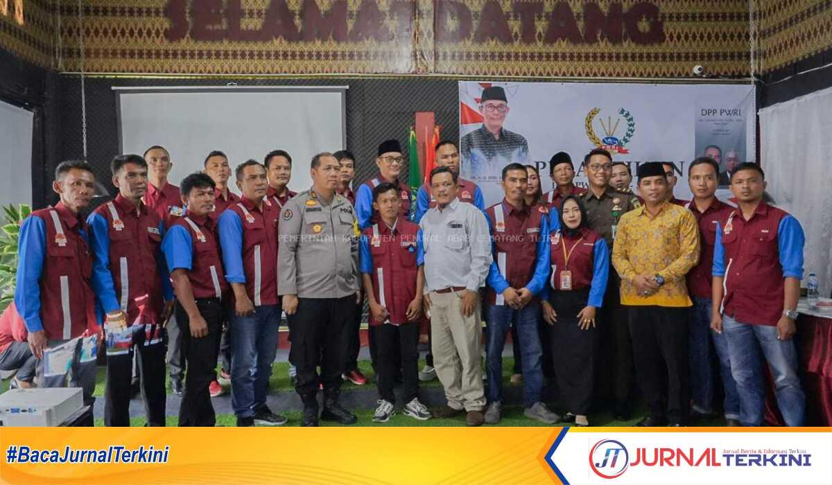 Bupati Penukal Abab Lematang Ilir (PALI), H. Heri Amalindo menghadiri acara pelantikan pengurus Dewan Pimpinan Cabang (DPC) Persatuan Wartawan Republik Indonesia (PWRI) pada Selasa, (6/2/2024). Penukal Abab Lematang Ilir (PALI), H. Heri Amalindo (tengah, belakang) menghadiri acara pelantikan pengurus Dewan Pimpinan Cabang (DPC) Persatuan Wartawan Republik Indonesia (PWRI) pada Selasa, (6/2/2024). (JurnalTerkini.id/alam)