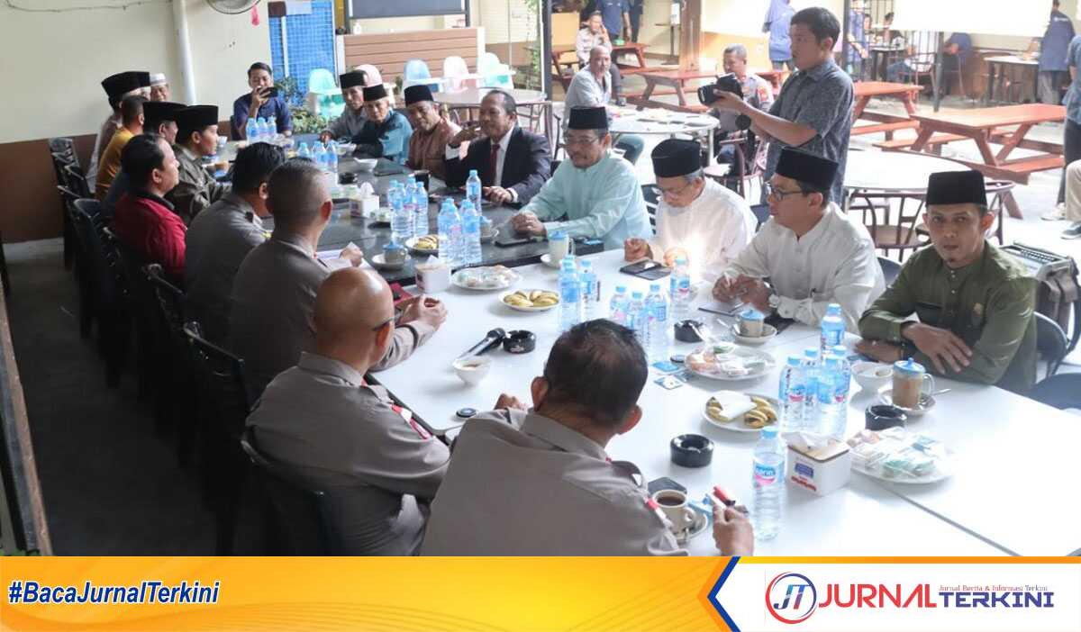 cegah bunuh diri Pertemuan jajaran Polres Karimun dengan tokoh-tokoh agama membahas upaya mencegah bunuh diri di Kedai Kopi Servanda, Tanjung Balai Karimun, Jumat (5/7/2024). (jurnalterkini.id/jansen)