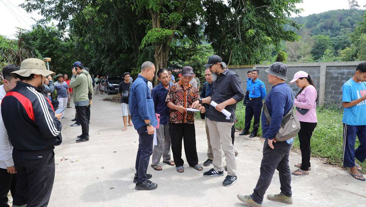 cek lahan sei temiang Direktorat Pengelolaan Pertanahan BP Batam meninjau status lahan garapan di Kaveling Plus, Sei Temiang, Kamis (11/7/2024). (foto: humasbpbatam)
