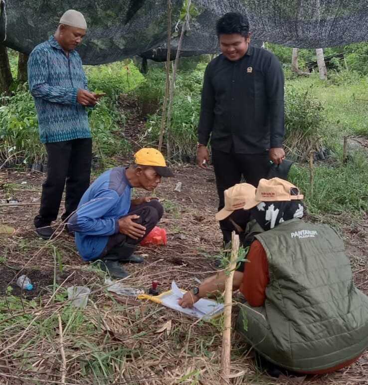 Petugas Pantarlih melakukan coklit pemilih di tengah-tengah perkebunan. (foto: KPU Karimun)
