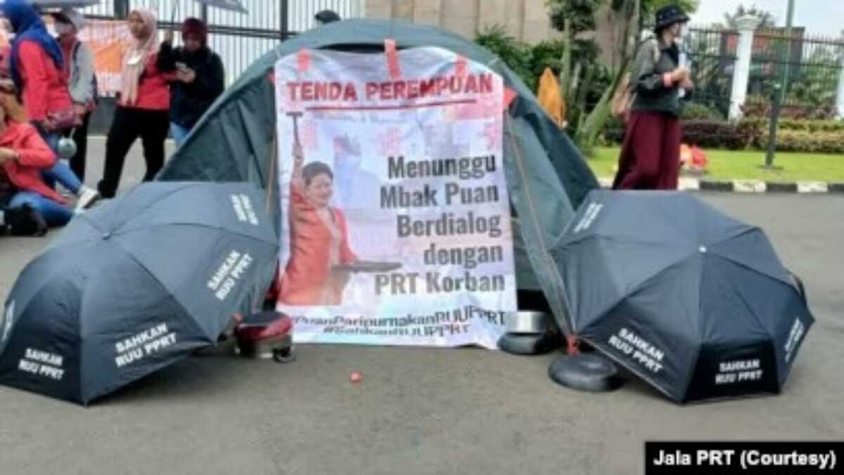 Para PRT menggelar tenda bertuliskan "Menunggu Mbak Puan Berdialog dengan PRT korban" agar segera membawa RUU PPRT ke Rapat Paripurna DPR RI. (Foto: Jala PRT)