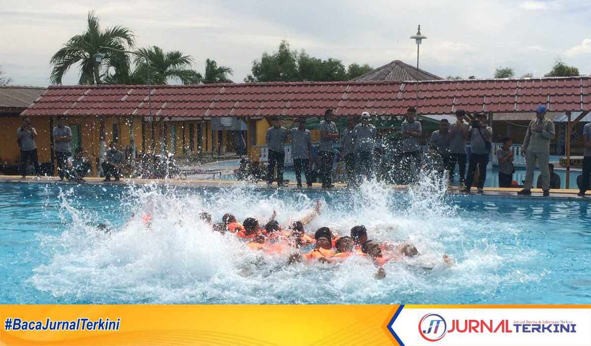 Para peserta Diklat Pemberdayaan Masyarakat (DPM) Keselamatan Transportasi Laut praktek lapangan cara evakuasi di laut di hari kedua diklat, Rabu (10/7/2024). (jurnalterkini.id.yogi)