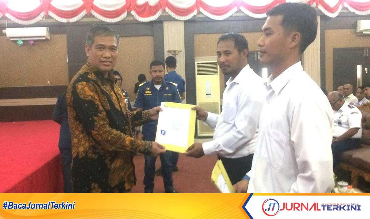 Kepala KSOP Kelas I Tanjung Balai Karimun Capt Supendi menyerahkan sertifikat kepada peserta diklat keselamatan transportasi laut dalam acara penutupan di Gedung Nasional, Tanjung Balai Karimun, Jumat (12/7/2024). (jurnalterkini.id/yogi)