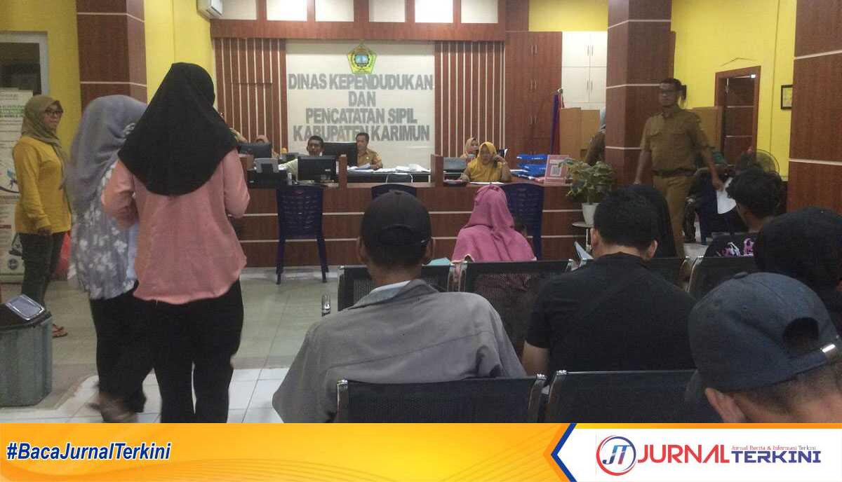 disdukcapil karimun layanan kia Sejumlah warga mengurus dokumen dan administrasi kependudukan di Dinas Kependudukan dan Catatan Sipil (Didukcapil) Karimun, Senin (1/7/2024). (jurnalterkini.id/yogi)
