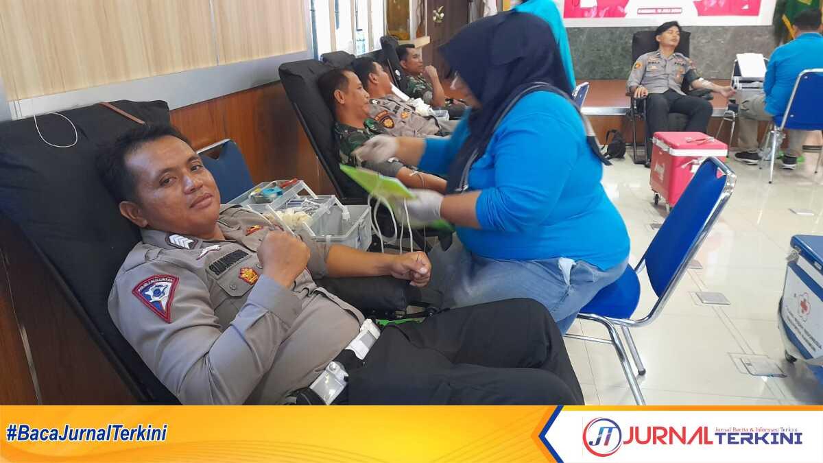 Personel Polres Karimun dan Kodim 0317/TBK mendonorkan dalam donor darah Hari Bhakti Adhyaksa ke-64 serta HUT Ikatan Adhyaksa Dharmakarini ke-24 2024 di gedung Aula Kejaksaan Negeri Karimun, Kamis (18/07/2024). (JurnalTerkini.id/jansen)