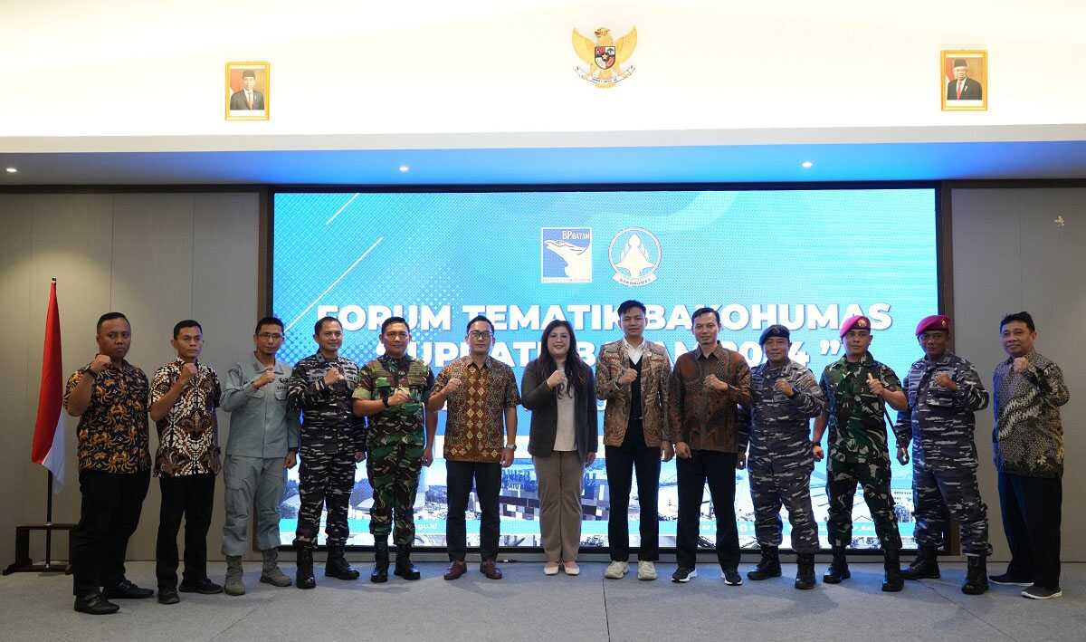forum tematik bakohumas bp batam Kepala Biro Humas Promosi dan Protokol BP Batam, Ariastuty Sirait (tengah) berpose bersama sejumlah pejabat di sela Forum Tematik Bakohumas 2024 di Hotel Aston Nagoya, Jumat (26/7/2024). (foto: humas bp batam)