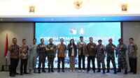 forum tematik bakohumas bp batam Kepala Biro Humas Promosi dan Protokol BP Batam, Ariastuty Sirait (tengah) berpose bersama sejumlah pejabat di sela Forum Tematik Bakohumas 2024 di Hotel Aston Nagoya, Jumat (26/7/2024). (foto: humas bp batam)