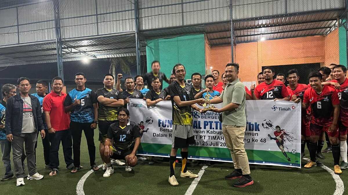 Ketua Jurnalis Karimun, Elhadief Putra menerima kenang-kenangan atau cinderamata dari perwakilan PT Timah Tbk, Eko Yori Faruza dalam kegiatan fun futsal di lapangan Indo Futsal, Tanjung Balai Karimun, Kamis (25/7/2024) malam. (foto: PT Timah Tbk)