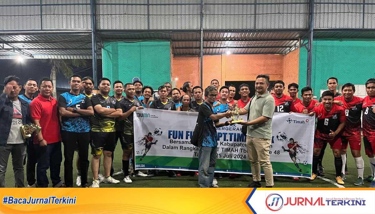 Ketua Ikatawan Wartawan Online (IWO) Kabupaten Karimun yang juga Pimpinan Umum jurnalterkini.id menerima cinderamata dari perwakilan PT Timah Tbk, Eko Yori Faruza dalam kegiatan fun futsal di lapangan Indo Futsal, Tanjung Balai Karimun, Kamis (25/7/2024) malam. (foto: PT Timah Tbk)