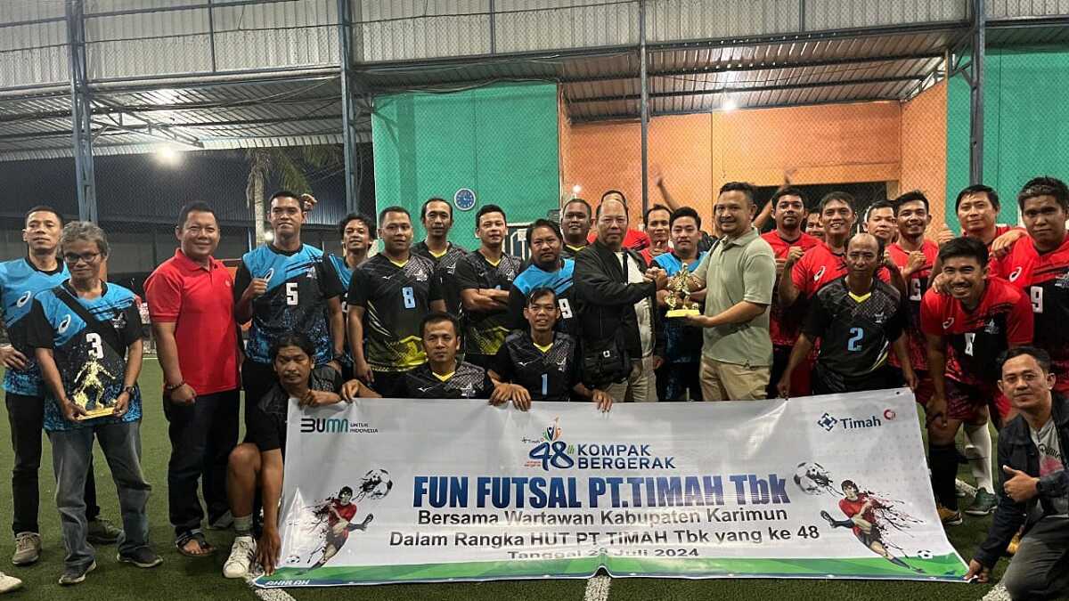 Sekretaris PWI Karimun, Fredy menerima cinderamata dari perwakilan PT Timah Tbk, Eko Yori Faruza dalam kegiatan fun futsal di lapangan Indo Futsal, Tanjung Balai Karimun, Kamis (25/7/2024) malam. (foto: PT Timah Tbk)