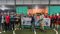 fun futsal hut pt timah di karimun Ketua Ikatawan Wartawan Online (IWO) Kabupaten Karimun yang juga Pimpinan Umum jurnalterkini.id menerima cinderamata dari perwakilan PT Timah Tbk, Eko Yori Faruza dalam kegiatan fun futsal di lapangan Indo Futsal, Tanjung Balai Karimun, Kamis (25/7/2024) malam. (foto: PT Timah Tbk)