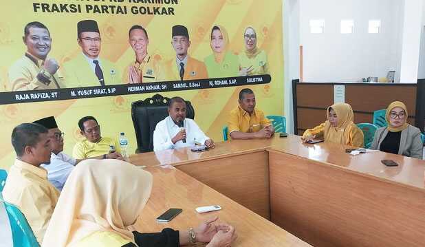 golkar karimun Ketua DPD Partai Golkar Karimun Aunur Rafiq bersama pengurus di Sekretariat DPD Partai Golkar Karimun beberapa waktu lalu. (dokumentasi pribadi/novel)