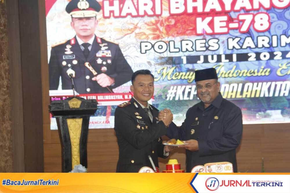 Bupati Karimun Aunur Rafiq dan Kapolres AKBP Fadli Agus memotong tumpeng usai upacara Hari Bhayangkara ke-78 di Gedung Nilam Sari, Kantor Bupati Karimun, Senin (1/7/2024). (JurnalTerkini.id/edy kencana)