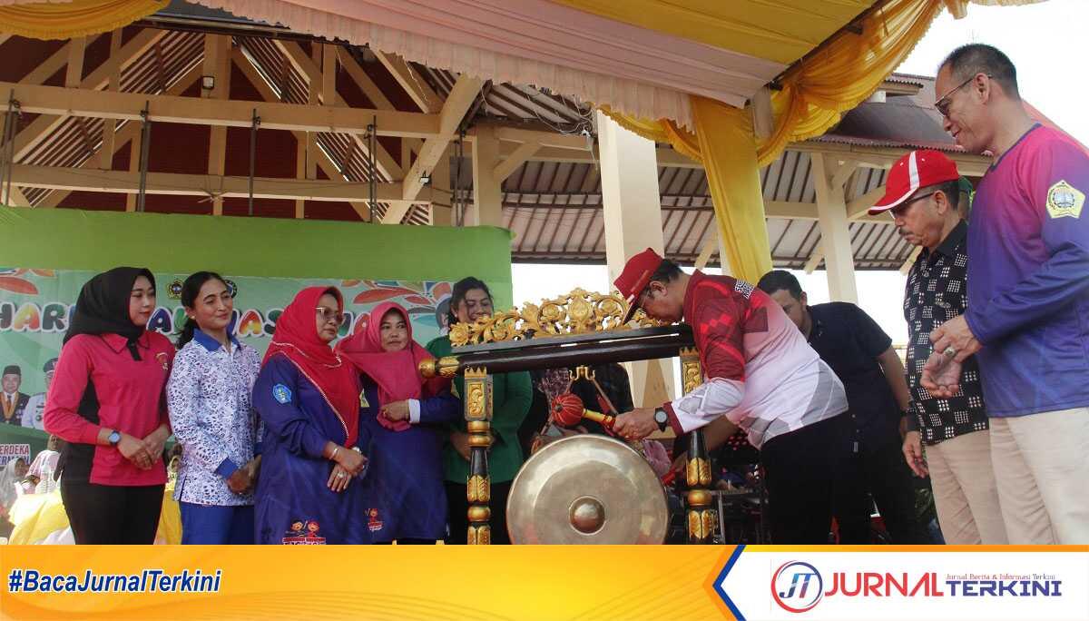 hari anak nasional di karimun-2 Wakil Bupati Karimun Anwar Hasyim memukul gong dalam acara peringatan Hari Anak Nasional ke-40 di Coastal Area, Tanjung Balai Karimun, Sabtu (27/7/2024). (jurnalterkini.id/edy kencana)