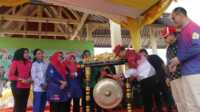 Wakil Bupati Karimun Anwar Hasyim memukul gong dalam acara peringatan Hari Anak Nasional ke-40 di Coastal Area, Tanjung Balai Karimun, Sabtu (27/7/2024). (jurnalterkini.id/edy kencana)
