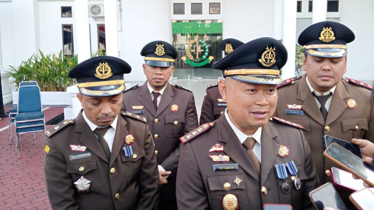 Kepala Kejaksaan Negeri (Kajari) Karimun Priyambudi didampingi para kepala seksi memberikan keterangan pers usai upacara Hari Bhakti Adhyaksa ke-64 di Kantor Kejari Karimun, Senin (22/7/2024). (JurnalTerkini.id/edy kencana)