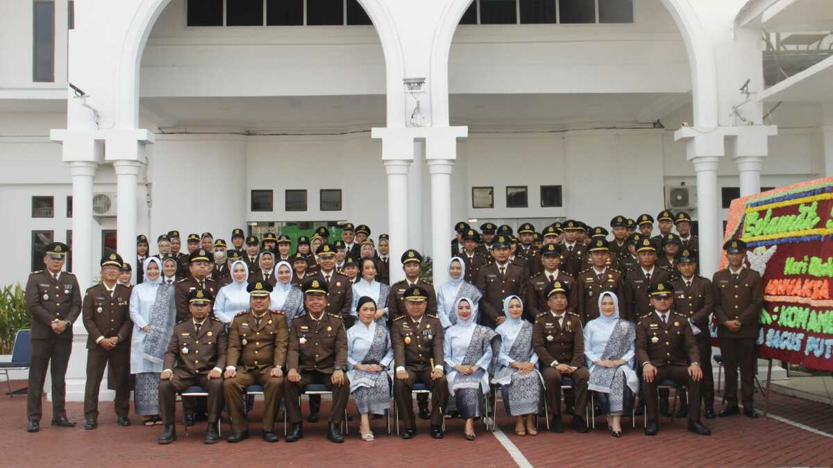 Jajaran Kejaksaan Negeri Karimun berpotensi upacara Hari Bhakti Adhyaksa ke-64 di Kantor Kejari Karimun, Senin (22/7/2024). (JurnalTerkini.id/edy kencana)
