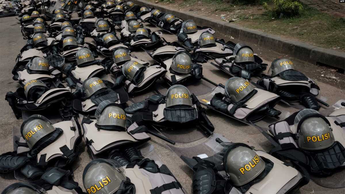 helm brimob ILUSTRASi - Perlengkapan polisi anti huru hara diletakkan di tanah saat aksi protes masyarakat terhadap hasil pemilihan presiden baru-baru ini di Jakarta, 22 April 2024. (Yasuyoshi CHIBA / AFP)