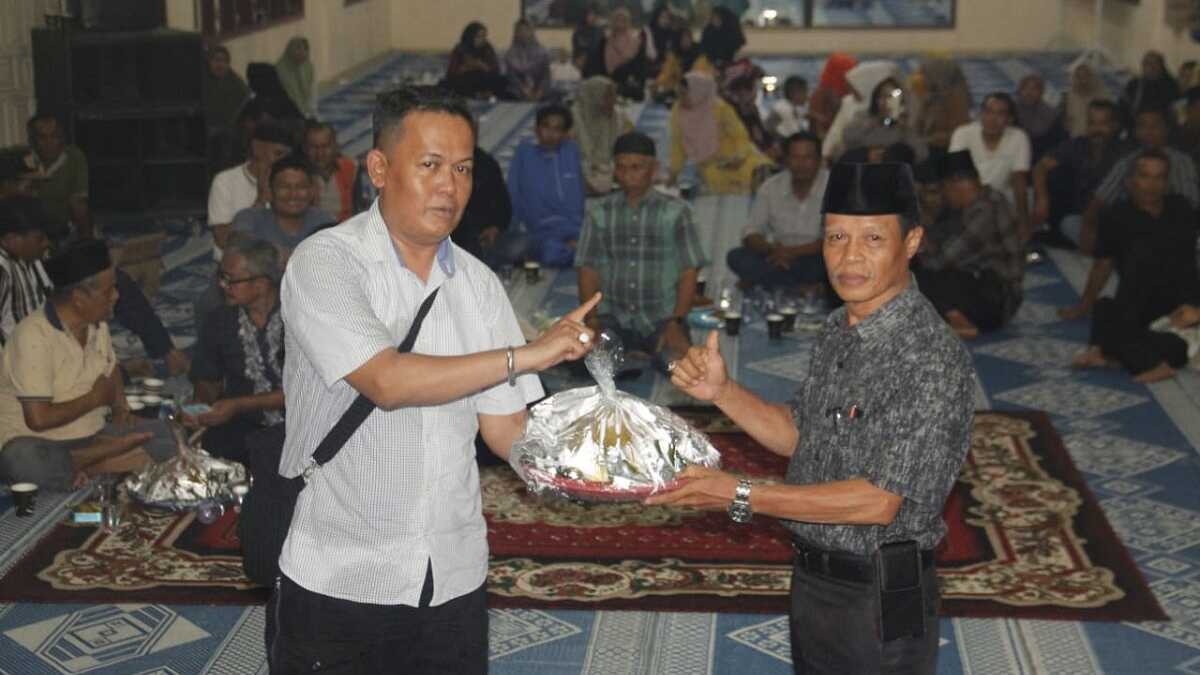 Pengurus HKSS Karimun Robby Candra (kiri) menyerahkan "apik ayam" kepada pemenang lelang, Ketua IKKA Karimun. (jurnalterkini.id/edy kencana)