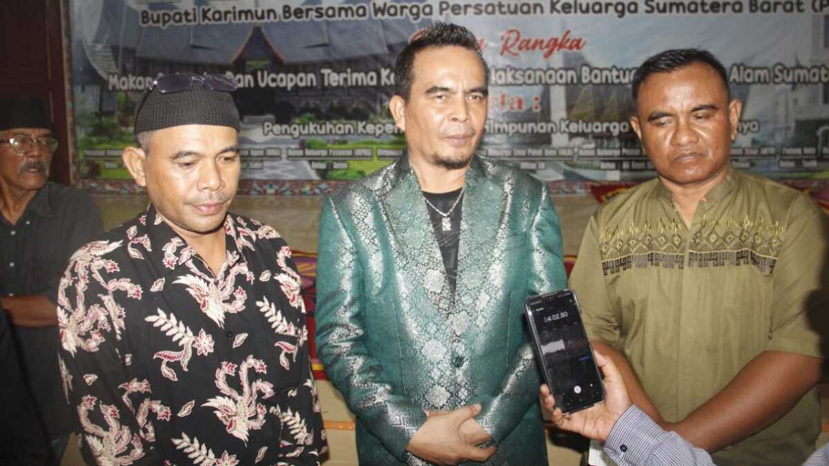 Ketua Himpunan Keluarga Solok Sekitarnya (HKSS) Kabupaten Karimun Syamsurizal Rajo Mudo (kiri) bersama artis Minang, Alkawi dan Sekretaris HKSS Karimun, Chairis Wandy (kanan). (jurnalterkini.id/edy kencana)