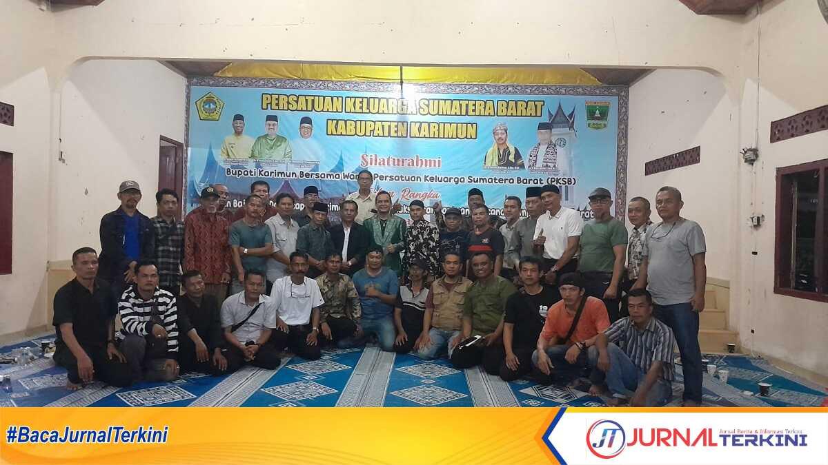 Jajaran pengurus HKSS Kabupaten Karimun, perwakilan kedaerahan Sumatera Barat di Karimun berpose bersama artis minang asal Ibukota, Alkawi. (jurnalterkini.id/rusdi)