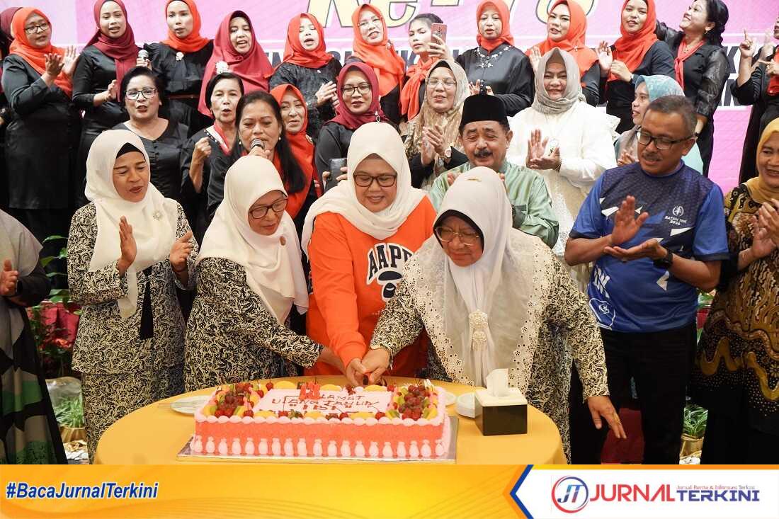 hut ibi ke-73 di Batam Wakil Gubernur Kepri Marlin Agustina (2 kanan) bersama pengurus IBI Kota Batam memotong kue ulang tahun pada perayaan HUT IBI ke-73 di Hotel Harmoni One, Batam, Minggu (14/7/2024). (dokumentasi IBI Batam)