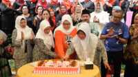 hut ibi ke-73 di Batam Wakil Gubernur Kepri Marlin Agustina (2 kanan) bersama pengurus IBI Kota Batam memotong kue ulang tahun pada perayaan HUT IBI ke-73 di Hotel Harmoni One, Batam, Minggu (14/7/2024). (dokumentasi IBI Batam)