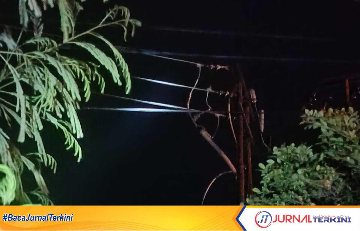 Kabel jumperan pada portal penyulang kapuas SKTM di portal PLTD hampir putus, PLN memutus aliran listrik sejumlah lokasi untuk perbaikan, Senin (8/7/2024) pagi. (foto: PLN Karimun)