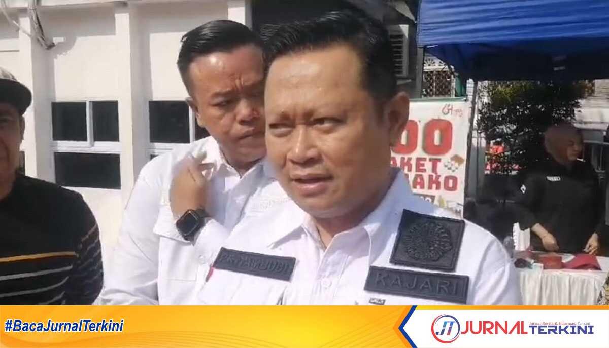 kajari karimun priyambudi Kepala Kejaksaan Negeri (Kajari) Karimun Priyambudi diwawancara wartawan usai pasar murah dalam rangka Hari Bhakti Adhyaksa di halaman Kantor Kejari Karimun, Minggu (14/7/2024). (jurnalterkini.id/jansen)