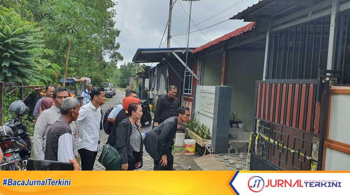Tim 15 YYLBH Rogate Batam ketika meninjau TKP kasus pembunuhan Halimah alias Kalin di Perumahan Sinar Indah, Kecamatan Tebing beberapa waktu lalu. (jurnalterkini.id/jansen)