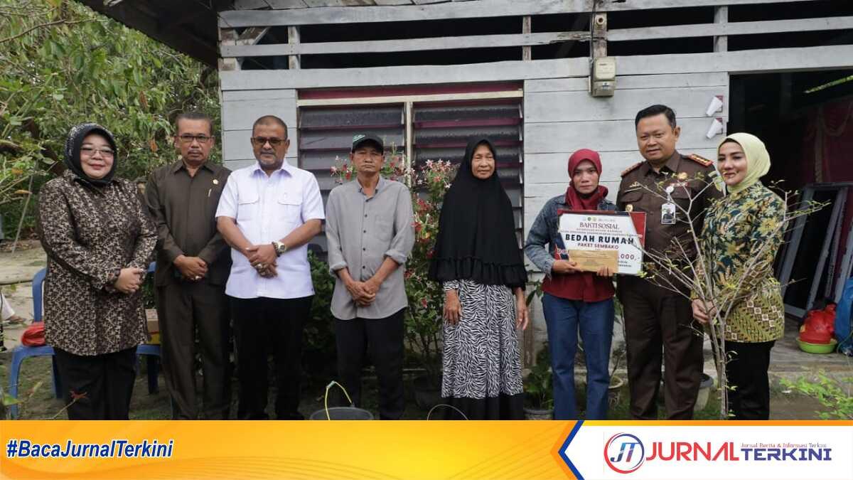 kejari karimun bedah rumah Kepala Kejaksaan Negeri (Kajari) Karimun Priyambudi (2 kanan), Ketua Ikatan Adhyaksa Dharmakarini Karimun (kanan), Bupati Aunur Rafiq (3 kiri),, Ketua DPRD M Yusuf Sirat (2 kiri) dan anggota DPRD Karimun Nyimas Novi Ujiani berpose bersama yang rumahnya direhab dalam bedah rumah menyambut Hari Bhakti Adhyaksa ke-64 dan HUT XXIV IAD di Desa Pongkar, Kecamatan Tebing, Rabu (17/7/2024). (jurnalterkini.id/edy kencana)