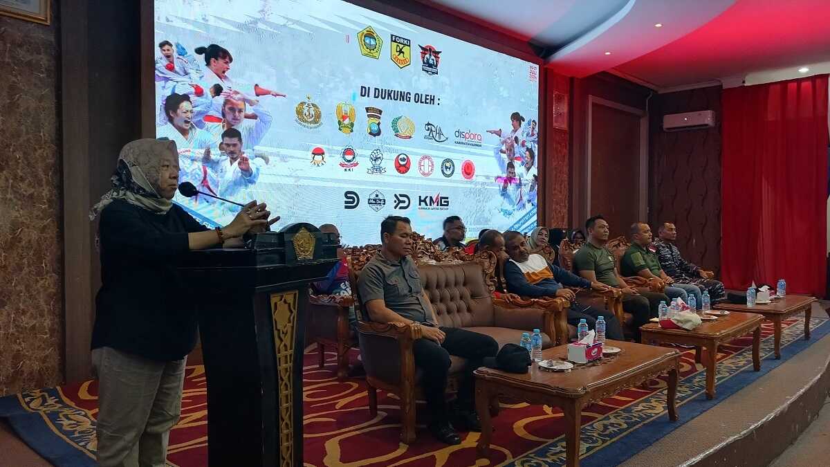 Ketua Federasi Olahraga Karate-Do Indonesia (FORKI) Kabupaten Karimun Sri Rezeki memberikan sambutan dalam acara kejuaraan karate di Gedung Nilam Sari, Kantor Bupati Karimun, Sabtu (20/7/2024). (jurnalterkini.id/edy kencana)
