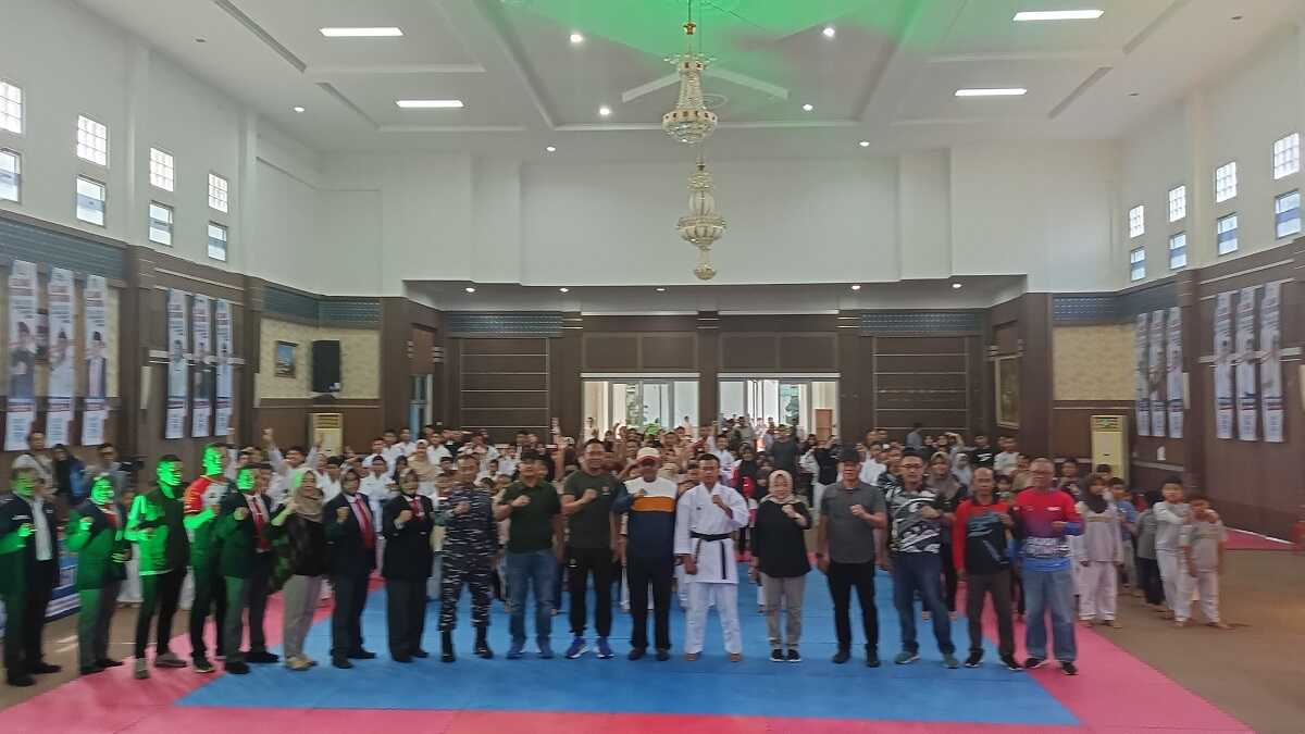 Foto bersama usai pembukaan kejuaraan karate Federasi Olahraga Karate-Do Indonesia (FORKI) Kabupaten Karimun di Gedung Nilam Sari, Kantor Bupati Karimun, Sabtu (20/7/2024). (jurnalterkini.id/edy kencana)