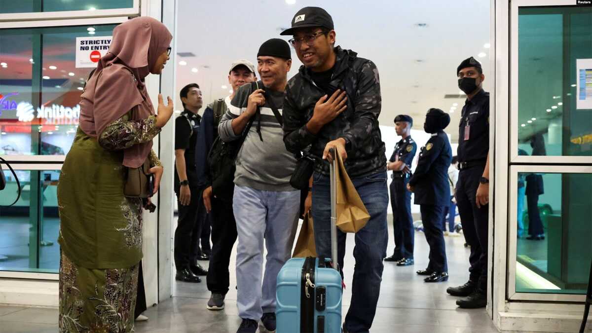Warga negara Malaysia, yang dievakuasi dari kekerasan mematikan di Bangladesh, tiba di Terminal 2 Bandara Internasional Kuala Lumpur di Sepang, Malaysia, 23 Juli 2024. (Hasnoor Hussain/REUTERS)