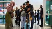 kerusuhan di bangladesh Warga negara Malaysia, yang dievakuasi dari kekerasan mematikan di Bangladesh, tiba di Terminal 2 Bandara Internasional Kuala Lumpur di Sepang, Malaysia, 23 Juli 2024. (Hasnoor Hussain/REUTERS)