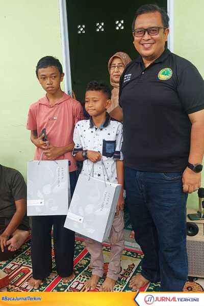 Ketua Paguyuban Warga Pasundan (PWP) Kabupaten Karimun, Teddy Setiawan berpose bersama salah satu anak yang mengikuti khitanan atau sunatan massal gratis di Pamak, Kecamatan Tebing, Sabtu (6/7/2024).
