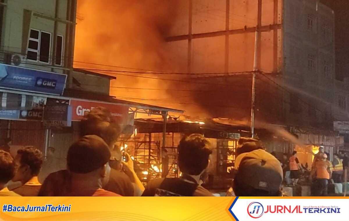 kios terbakar di telaga baru inhil Kebakaran di Simpang Lampu Merah Batang Tuaka Jalan Telaga Biru, mengakibatkan 3 unit kios pondok lesehan, tukang jahit serta AVM Variasi Motor hangus dilahap si jago merah pada Rabu (17/7/2024) dini hari. (JurnalTerkini.id/Abdullah)