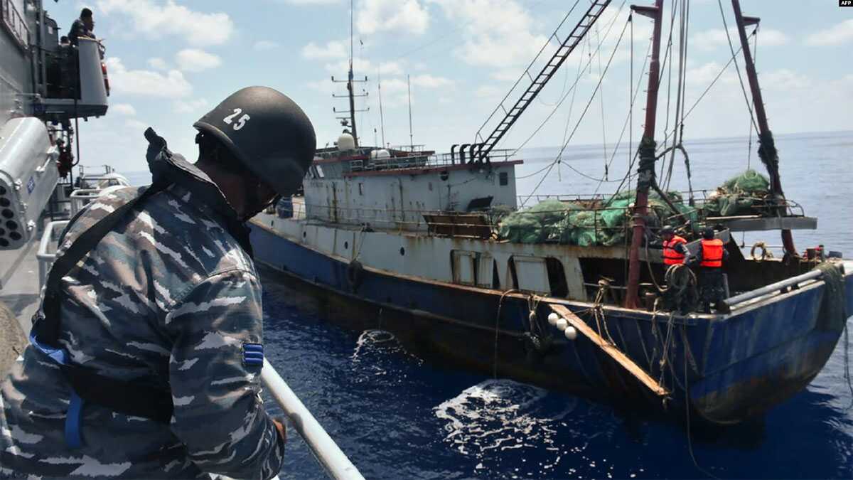 kri imam bonjol FILE - KRI Imam Bonjol-363 (kiri) menahan kapal nelayan China di perairan Natuna, 21 Juni 2016. (Foto: TNI AL via AFP)