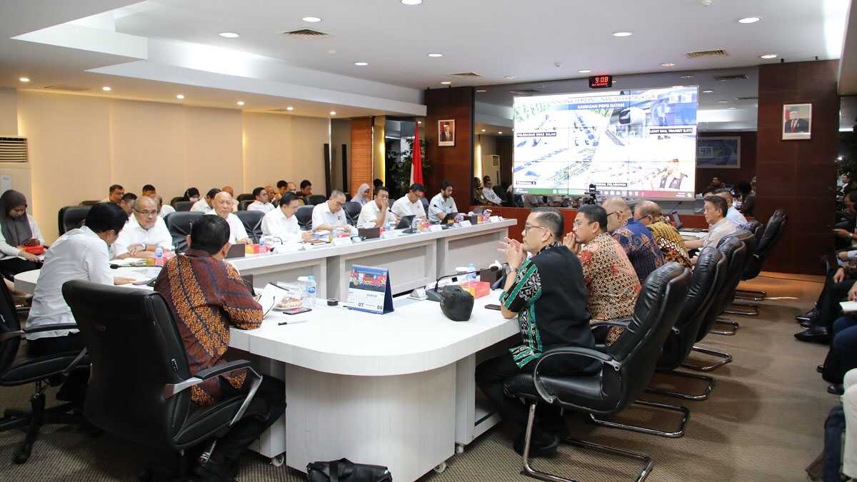 Pertemuan BP Batam dengan Sekretaris Anggota Dewan Pertimbangan Presiden (Wantimpres) Zulkarnaen Koto di Marketing Centre, BP Batam, Rabu (23/7/2024). (foto: humas bp batam)