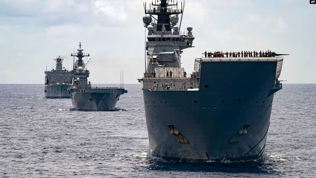 latihan perang rimpac Kapal-kapal Angkatan Laut Australia berlayar dalam formasi bersama 37 kapal lainnya selama latihan Rim of the Pacific (RIMPAC) pada tahun 2022. RIMPAC 2024 sedang berlangsung sekarang, dengan 29 negara berpartisipasi. (foto: Australian Defense Force)