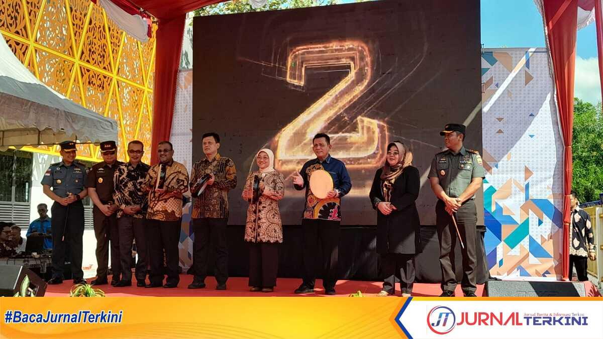 Menaker Ida Fauziyah (4 kanan), Gubernur Kepri Ansar Ahmad (3 kanan), Bupati Karimun Aunur Rafiq (4 kiri), Ketua DPRD Karimun M Yusuf Sirat (3 kiri) dan pejabat lainnya menabuh kompang tanda peresmian Balai Latihan Kerja di Bati, Kecamatan Tebing, Kabupaten Karimun, Kamis (11/7/2024) sore. (jurnalterkini.id/jansen)