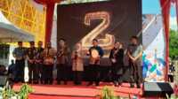 Menaker Ida Fauziyah (4 kanan), Gubernur Kepri Ansar Ahmad (3 kanan), Bupati Karimun Aunur Rafiq (4 kiri), Ketua DPRD Karimun M Yusuf Sirat (3 kiri) dan pejabat lainnya menabuh kompang tanda peresmian Balai Latihan Kerja di Bati, Kecamatan Tebing, Kabupaten Karimun, Kamis (11/7/2024) sore. (jurnalterkini.id/jansen)